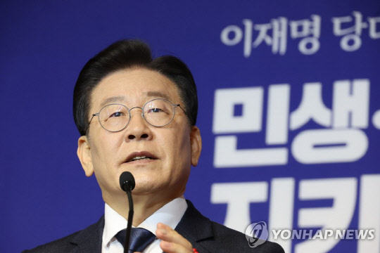 이재명 더불어민주당 대표가 12일 국회에서 열린 신년기자회견에서 취재진의 질문에 답변하고 있다.<연합뉴스>